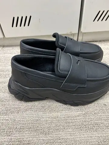 PUMA 블랙 로퍼 통굽