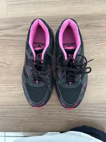 미즈노 러닝화 블랙/핑크 24cm