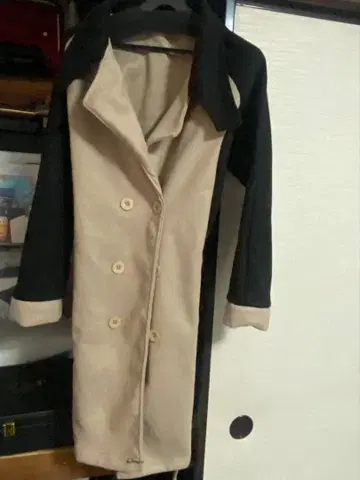 베이지와 블랙의 롱 코트