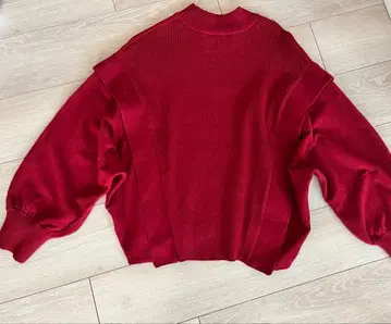 SENCE OF PLACE 스트레치 숄더 턱 스웨터 빨간색