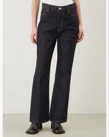 센터 컷팅 세미 플레어 데님 팬츠 09WFP244120