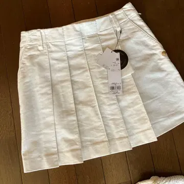 세인트 앤드류스 화이트 플리츠 스커트