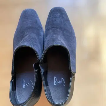 잉그 부티 그레이 블랙 스웨이드 가죽 앵클부츠