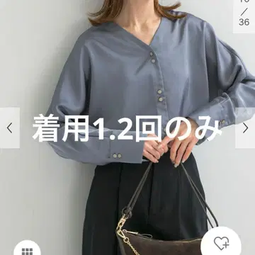 버튼 디자인 새틴 V넥 블라우스