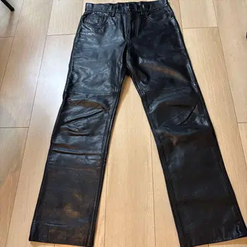 새상품급 TAKEO KIKUCHI 가죽 블랙 팬츠 사이즈 2