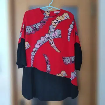 시선당 꽃무늬 빨검 크레이프 원단 7부 소매 튜닉