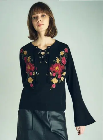 그레이스 콘티넨탈 새상품급 블랙 꽃무늬 자수 니트 스웨터 사이즈 36