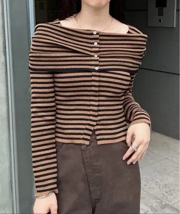 오프숄더 디자인 리브 니트