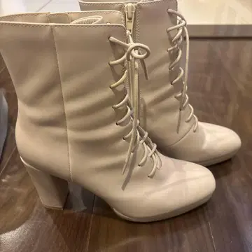 질스튜어트 화이트 레이스업 부츠 하이힐