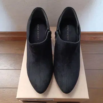 LEILIEN PLUM 블랙 스웨이드 펌프스 중힐