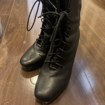 질스튜어트 블랙 레이스업 부츠