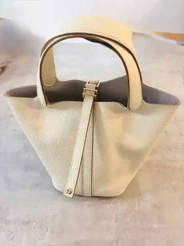 아이보리 가죽 토트백 부속 파우치 포함