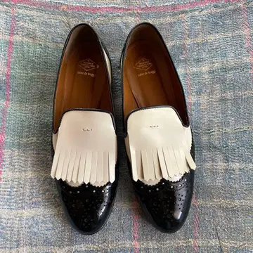 에나멜 로퍼 (칩 윙 + 프린지, 블랙 화이트) 24.5