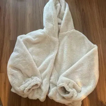 화이트 플리스 자켓 후드 부착