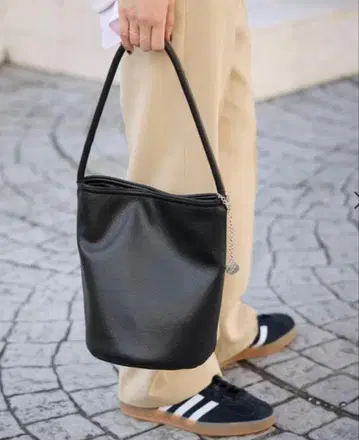 슬로브 이에나 버킷백 블랙