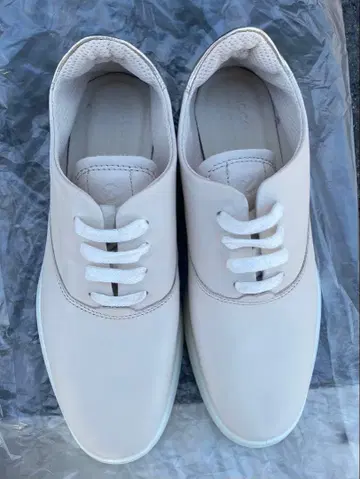 ecco 화이트 가죽 스니커즈 24cm