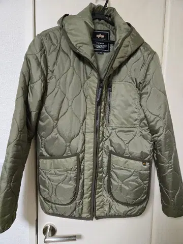 ALPHA INDUSTRIES 나일론 퀼팅 자켓 후드