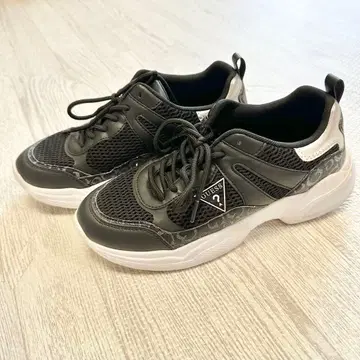 [ 새상품급 ] GUESS 블랙 스니커즈