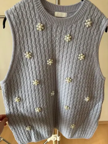 Ballisey 꽃 펄 모티브 니트 베스트