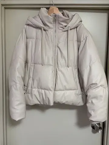 [ ZARA ] 라이트 베이지 숏 다운 자켓