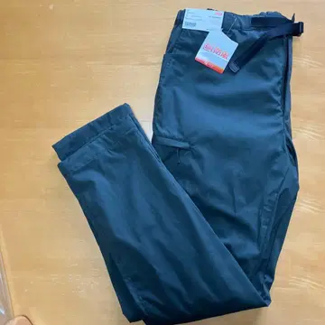 방풍 기능이 있는 다크 그린 팬츠