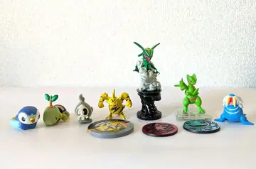 포켓몬 피규어 세트와 코인 3개