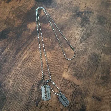 장 폴 고티에 앤티크 면도기 모양 목걸이