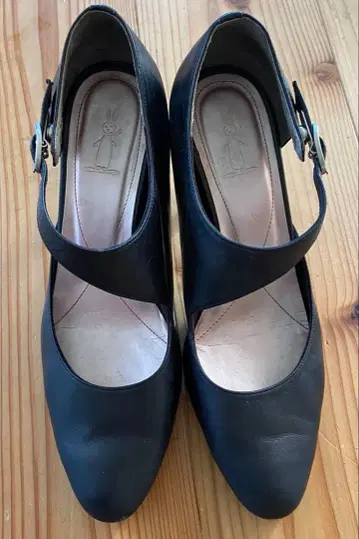 토끼 스트랩 슈즈 가죽 블랙