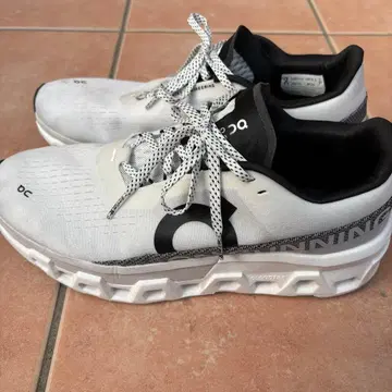 ON 화이트/블랙 스니커즈