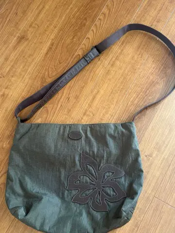 이비자 올리브 그린 꽃 자수 숄더백