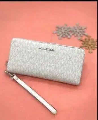 새상품 마이클코어스 장지갑 스트랩 화이트 모노그램