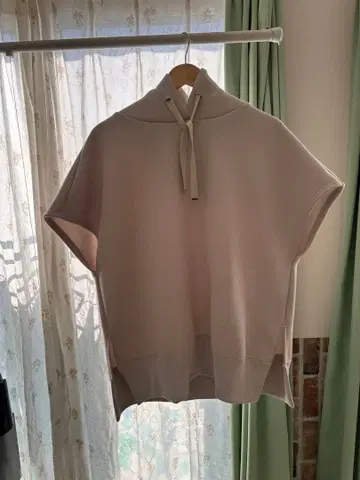 베이지 후드 부착 숏 슬리브 후드티