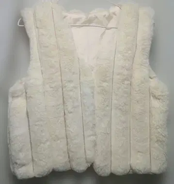 미사용 새상품 가볍고 복슬복슬 귀여운 퍼 베스트 아이보리