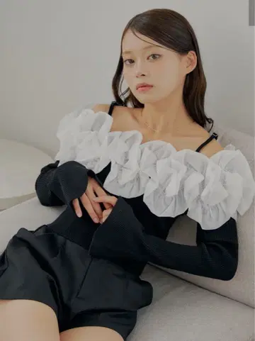 BIG 프릴 도킹 오프숄더 니트 블랙