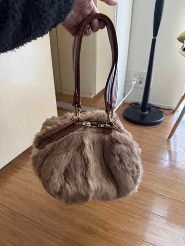 레베카 주네 베이지 퍼 라운드 백