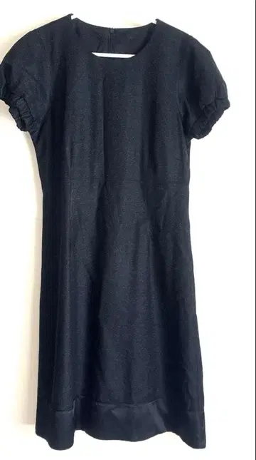 블랙 울 원피스 퍼프 슬리브