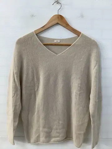 11.17 A49P 이에나 니트 스웨터 V넥 아이보리