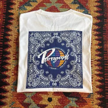 패러그래프 T셔츠 화이트 백 프린트 반다나 패턴