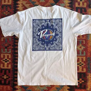 패러그래프 T셔츠 화이트 백 프린트 반다나 패턴