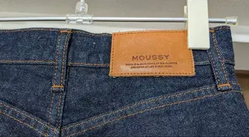 최종 가격 인하 새상품급 MOUSSY 스키니 데님 다크 블루 23인치
