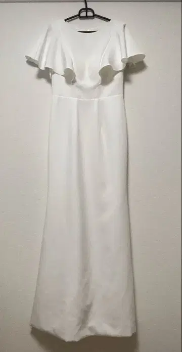 화이트 프릴 소매 머메이드 드레스