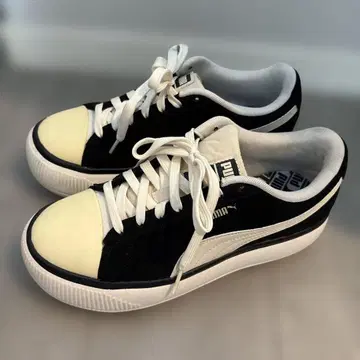 PUMA 블랙/화이트 스니커즈 24cm