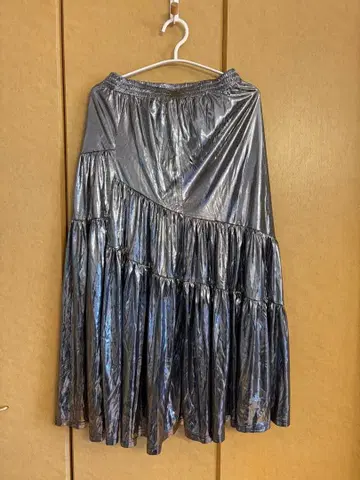 LOWRYS FARM 글리터 플리츠 스커트 실버