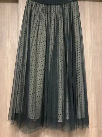 베이지와 블랙의 도트 무늬 롱 플레어 스커트