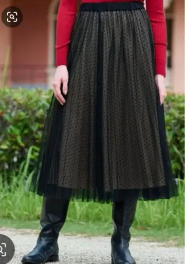 베이지와 블랙의 도트 무늬 롱 플레어 스커트