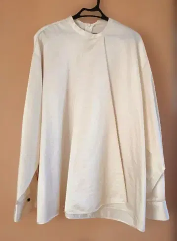 LOHEN 브라이트 새틴 프론트 턱 블라우스