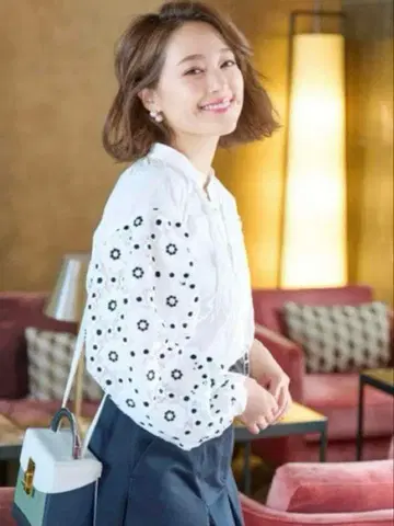 체스티 플라워 자수 레이스 슬리브 셔츠 블라우스 M 사이즈 새상품급