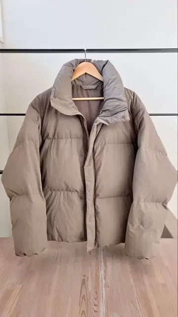 그레이 다운 자켓 볼륨 실루엣