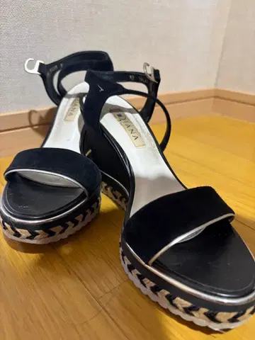 DIANA 다이애나 블랙 스웨이드 웨지솔 샌들