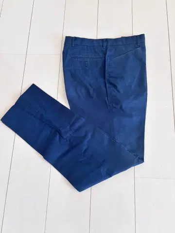 폴스미스 네이비 슬랙스 백 포켓 부착